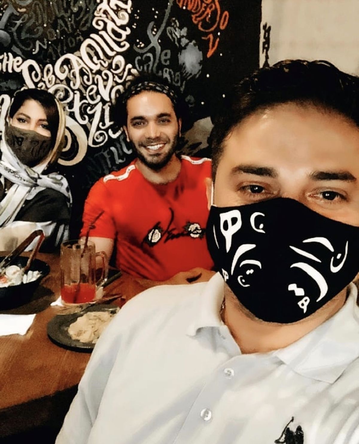 رستوران رفتن بابک جهانبخش‌ و‌ همسرش در کرونا + عکس