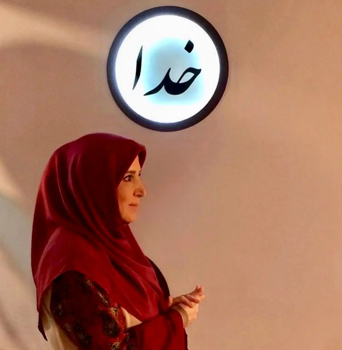 چهارپایه شادی خانم مجری روی زمین+عکس