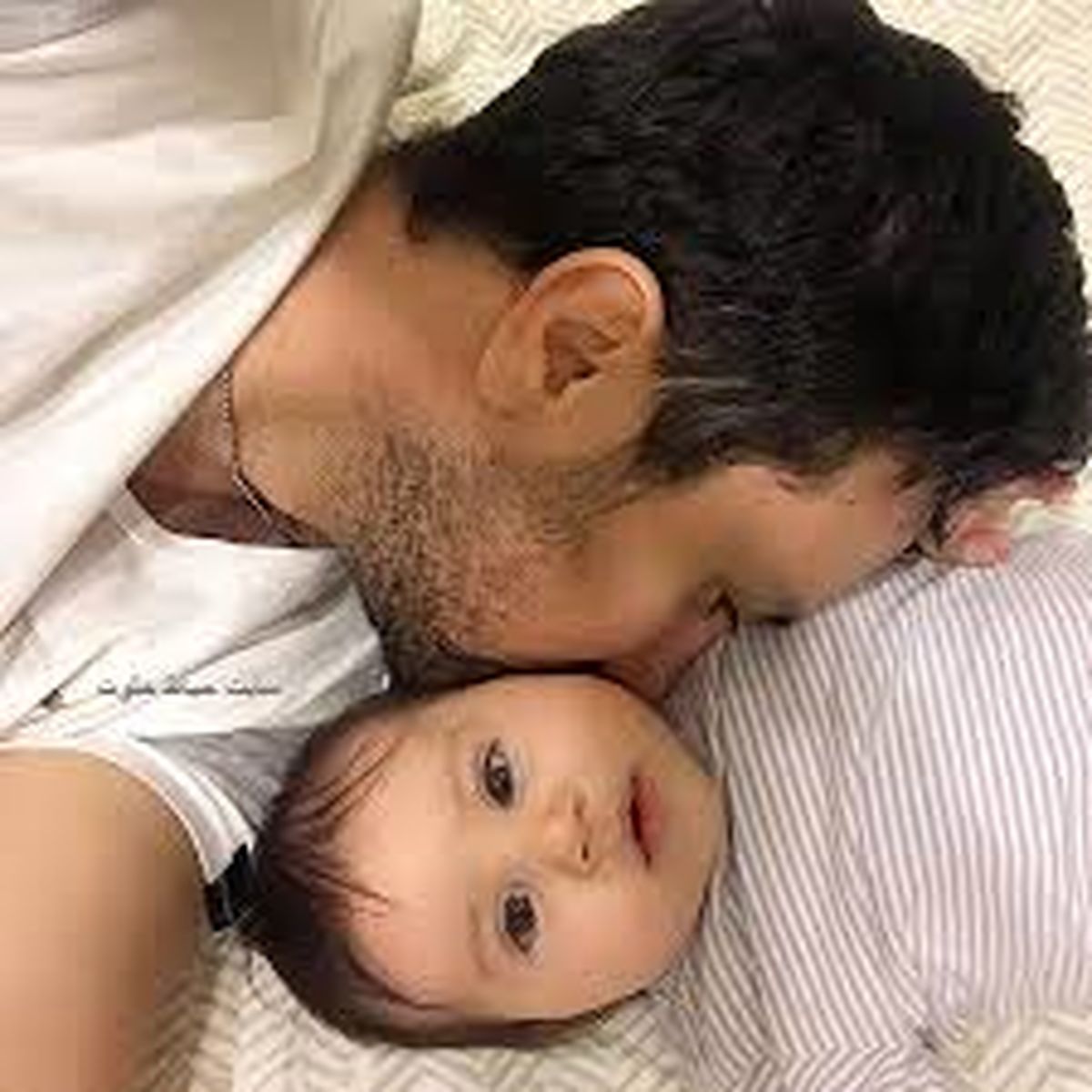 دختر شاهرخ استخری در آغوش پدر بزرگش