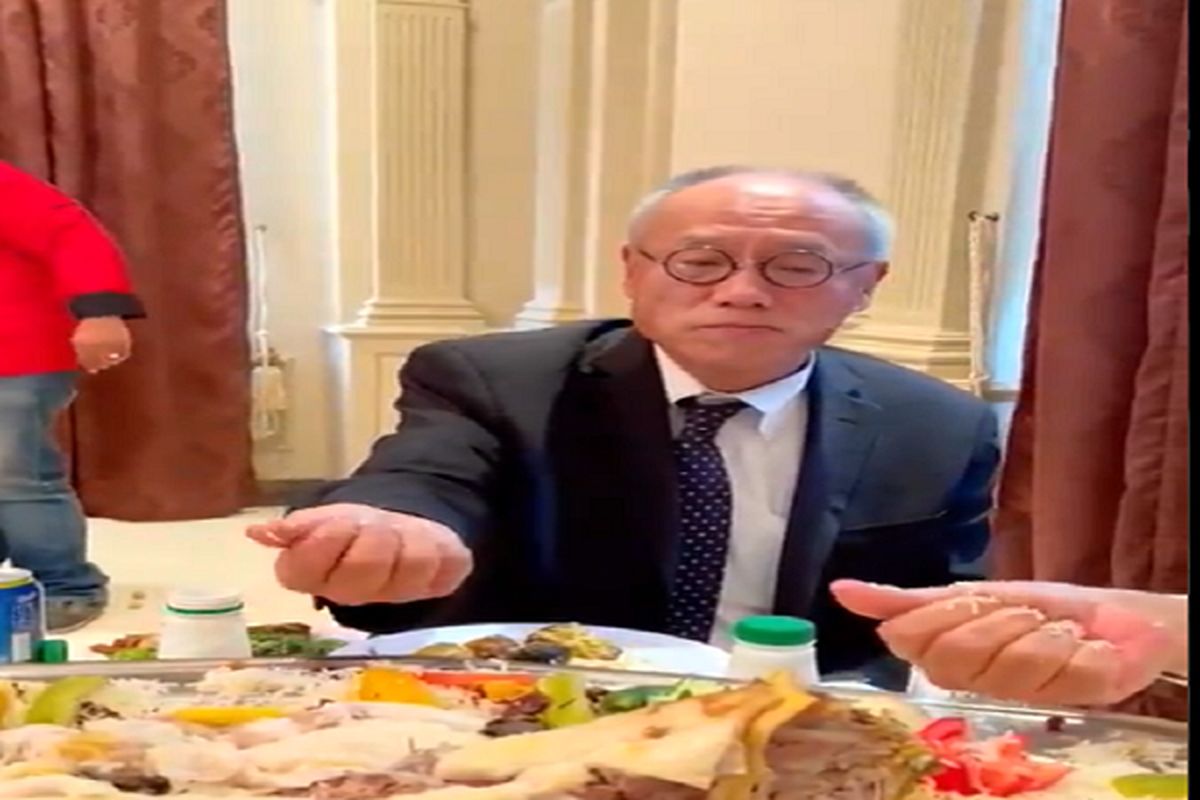 مصائب غذا خوردن سفیر ژاپن به سبک عرب‌ها + فیلم
