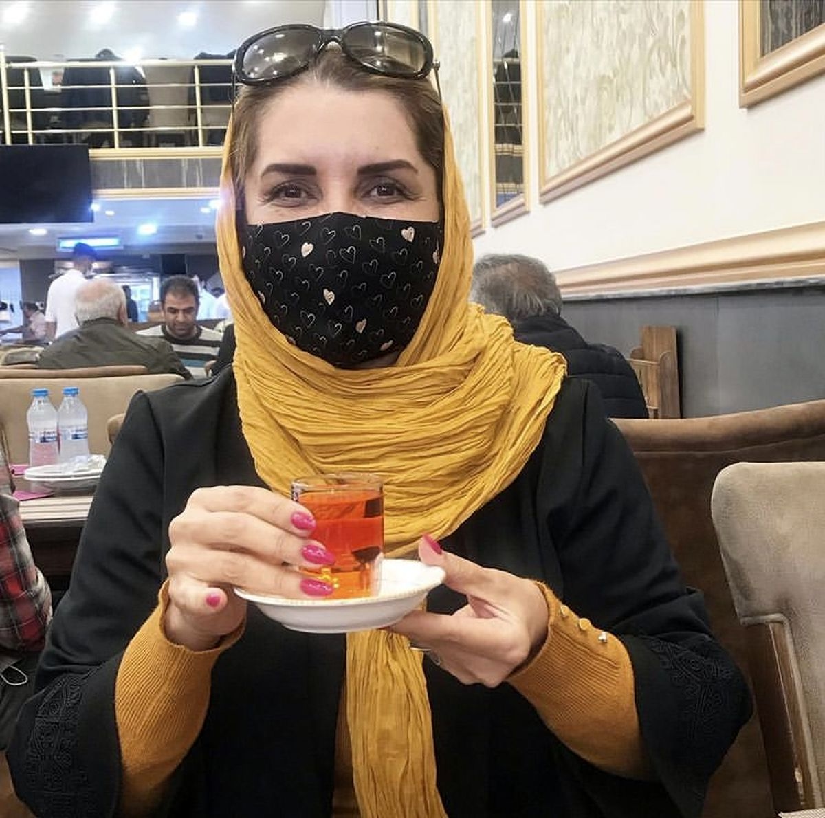 چایی خوردن‌ فریبا کوثری با ماسک + عکس