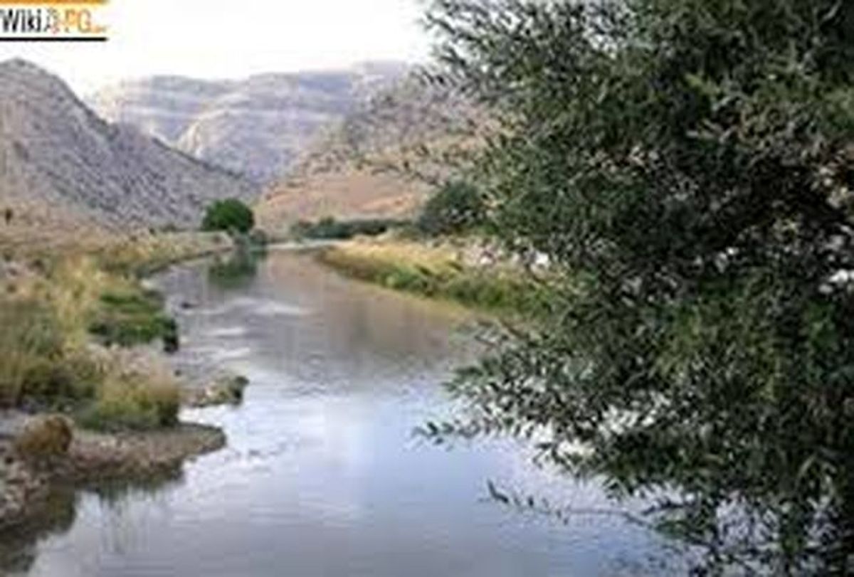 عبور خطرناک دانش آموزان از یک رودخانه+عکس