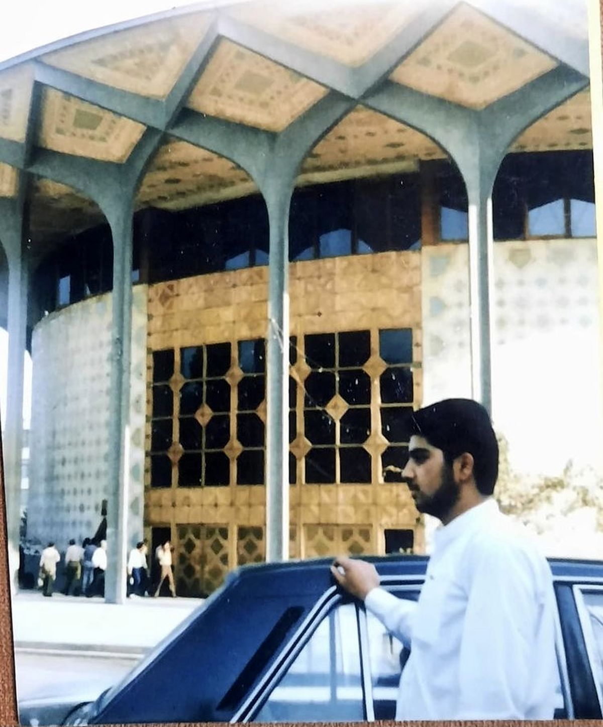 جوانی های بازیگر مشهور در کنار تئاتر شهر + عکس