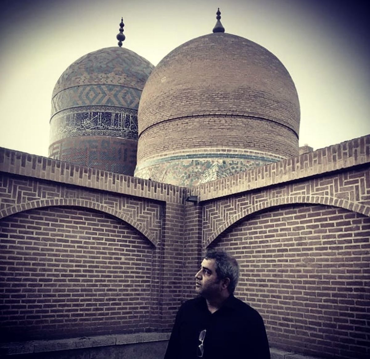 اتابک نادری در کنار عمارتی تاریخی + عکس