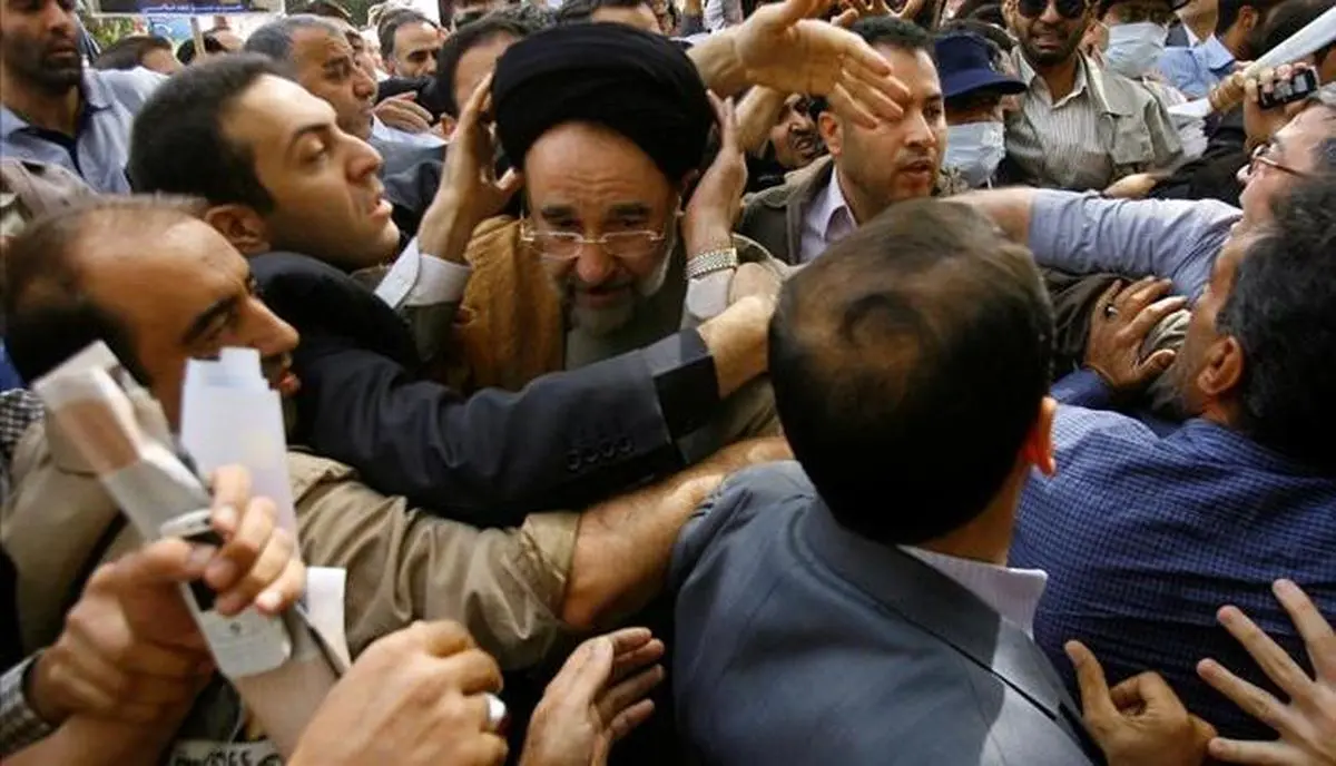 تلاش براي رونمايي از محمد خاتمي در يك فضاي عمومي و رسمي/ هدف؛ ايجاد تنش و مظلوم نمايي