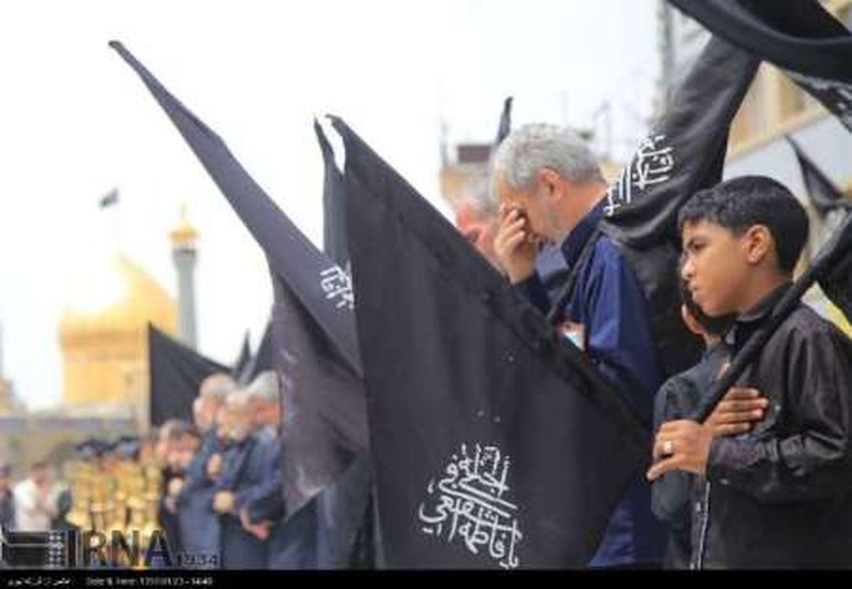 خادمان آستان مقدس حضرت معصومه(س) پرچم عزا برافراشتند