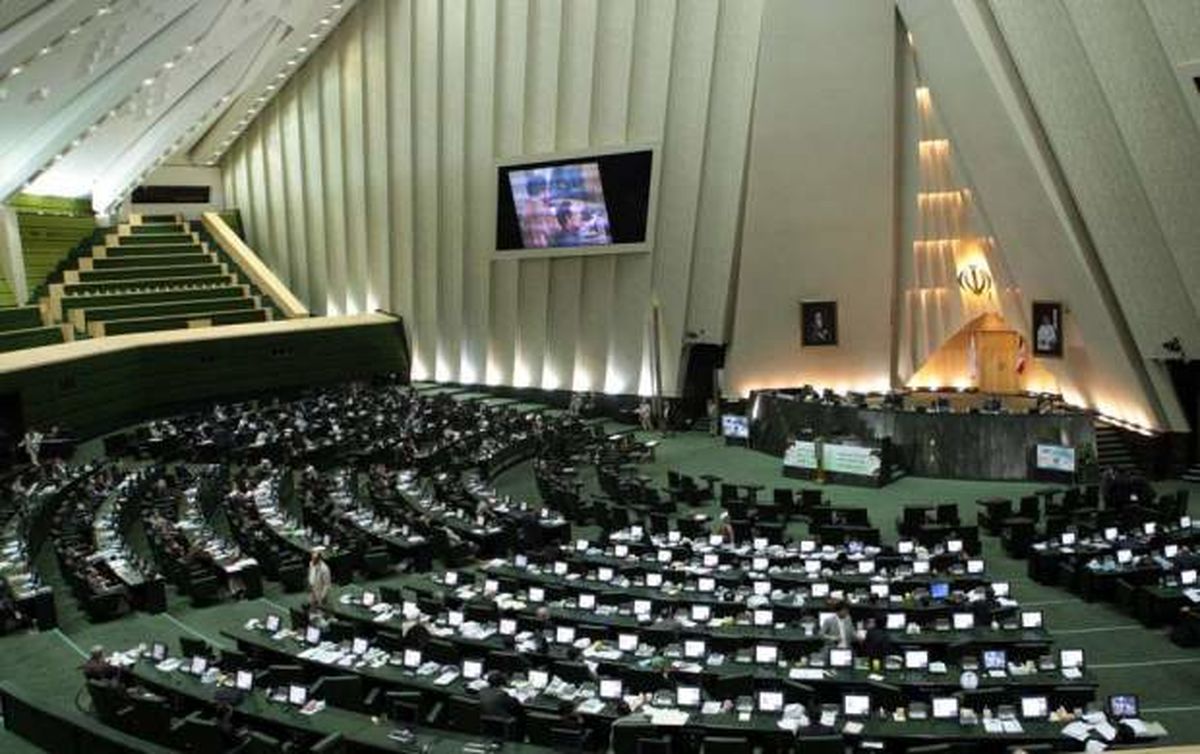 دم خروس مایک پمپئو از مجلس بیرون زد!