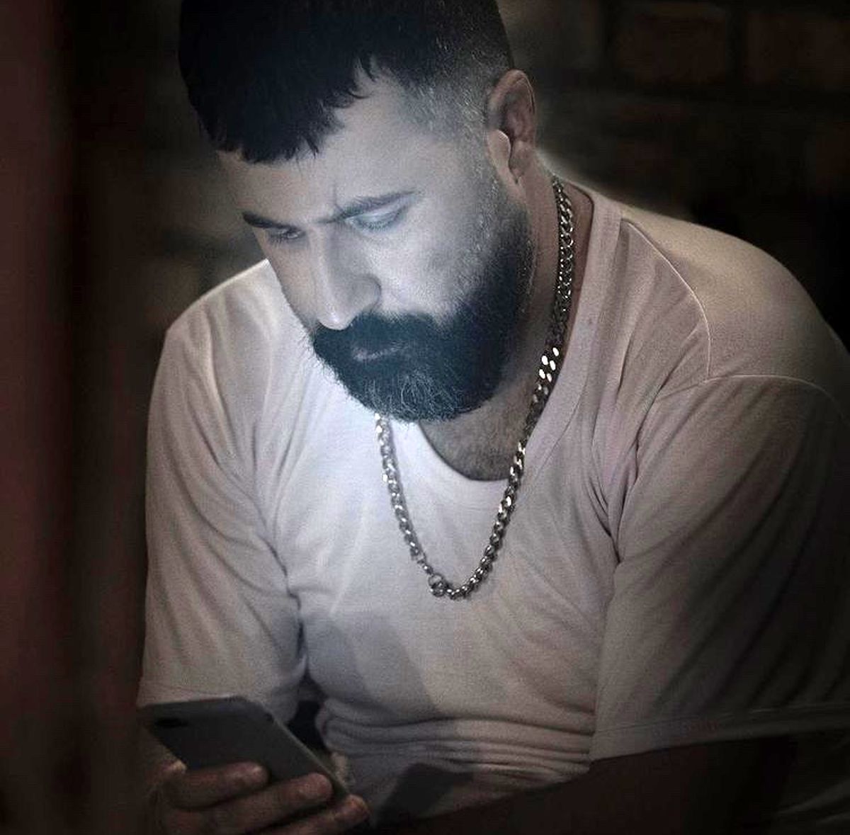 ظاهر متفاوت هومن حاجی عبداللهی در خانه اش + عکس