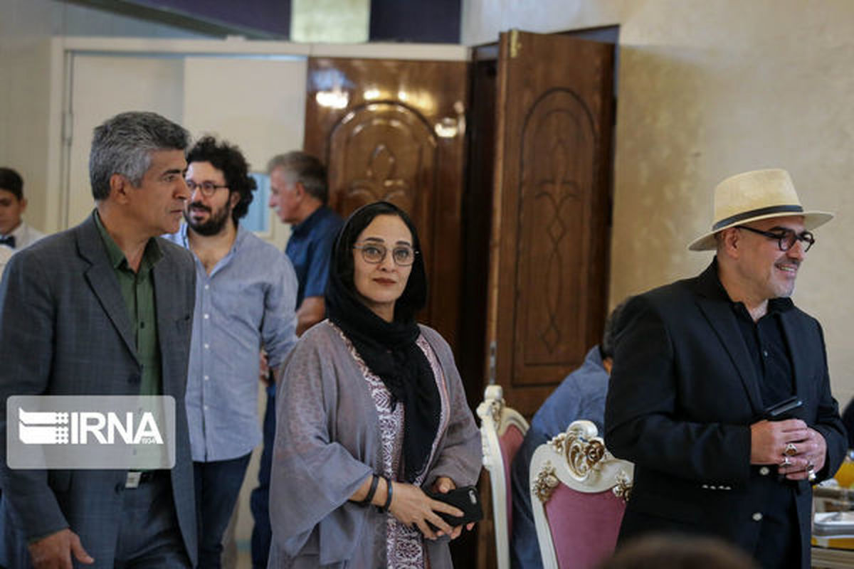 عکس تیپ خاص همسر داور عصر جدید