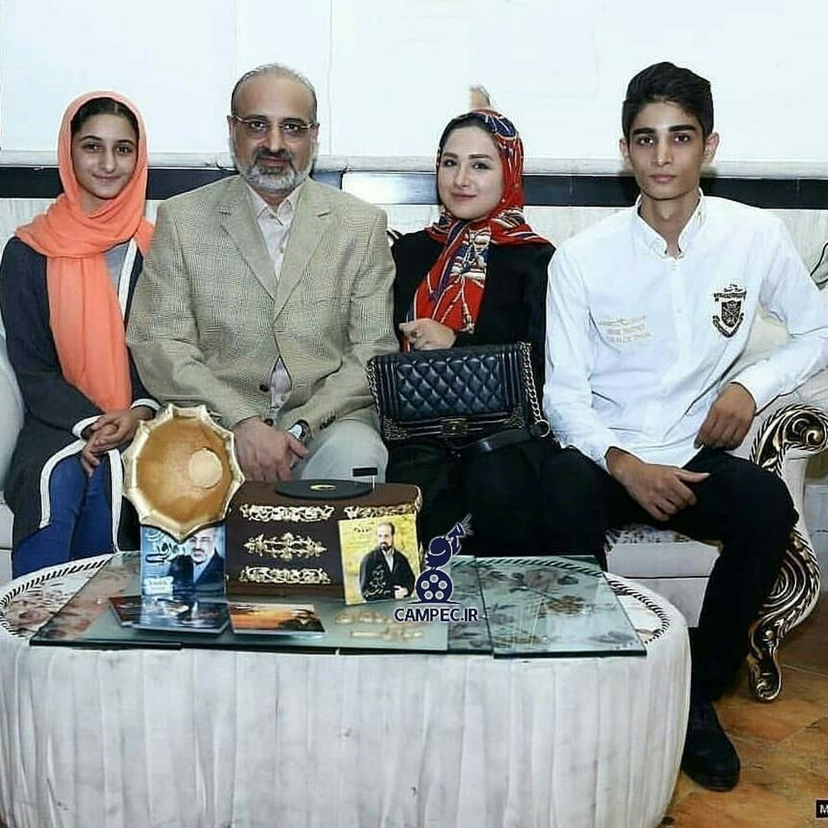 عکس محمد اصفهانی با فرزندان رشیدش