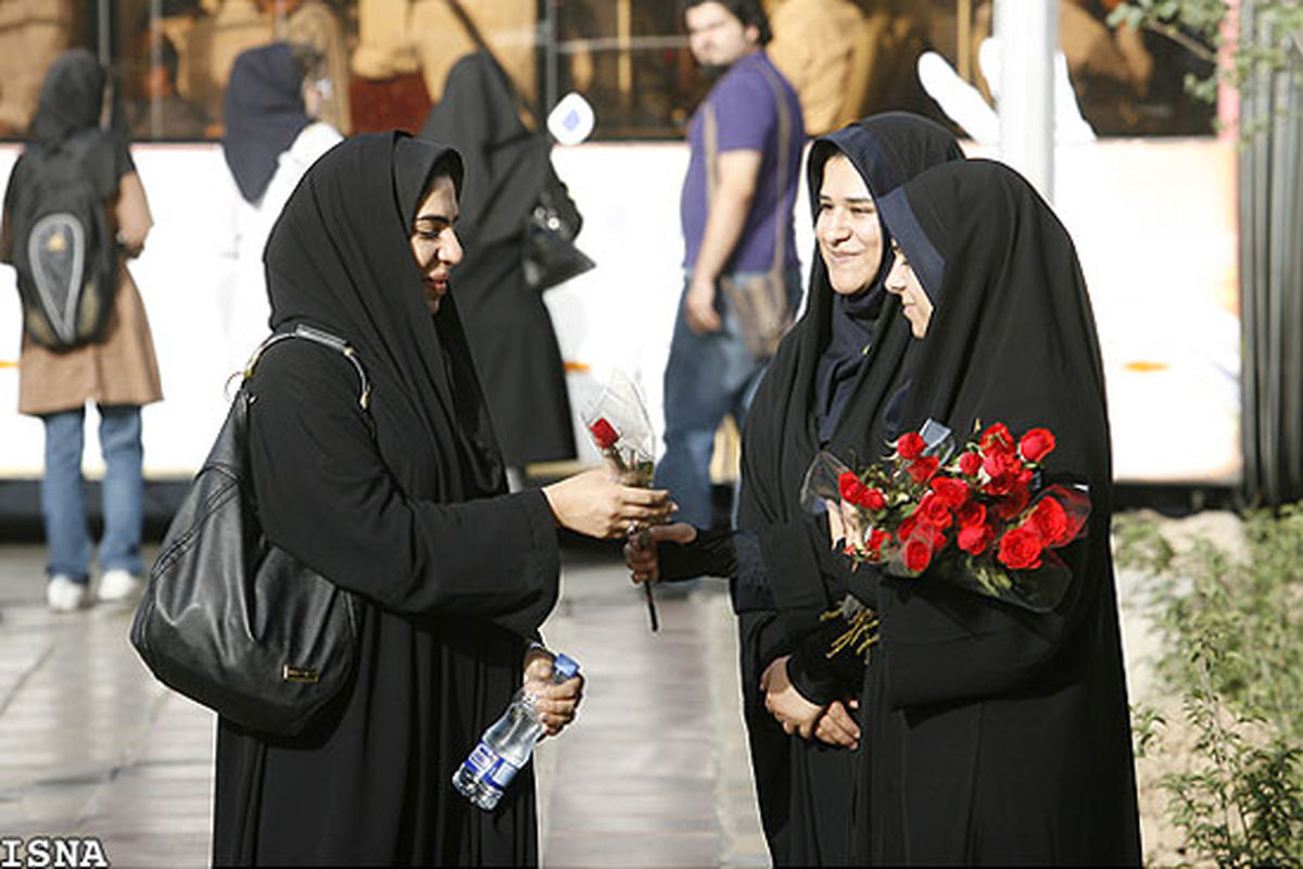 اهدای گل به محجبه‌ها توسط زنان پلیس