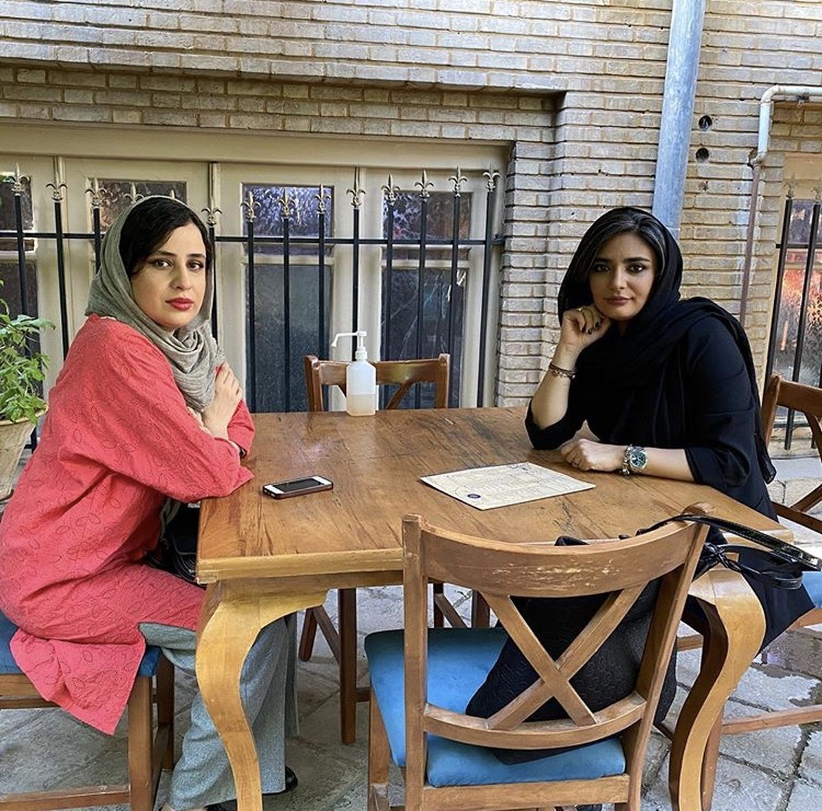 لیندا کیانی و دوستش در کافه + عکس