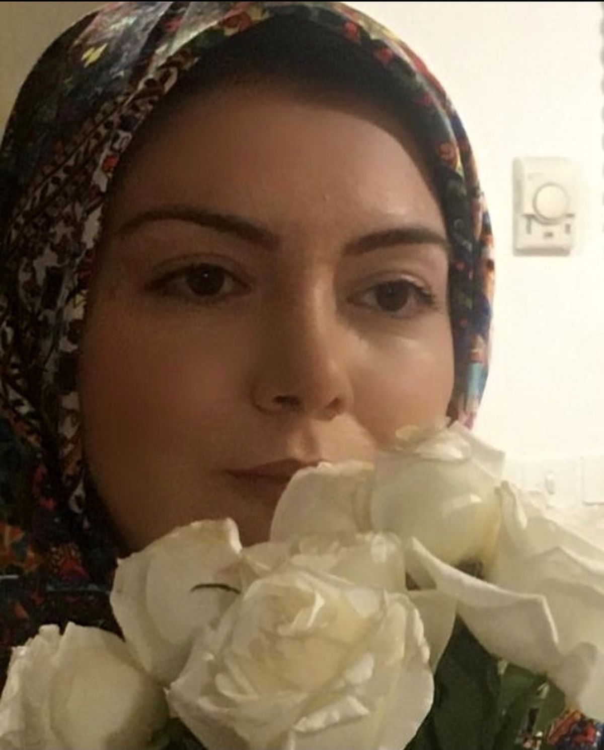 آزاده نامداری پنهان شده در میان گلها + عکس