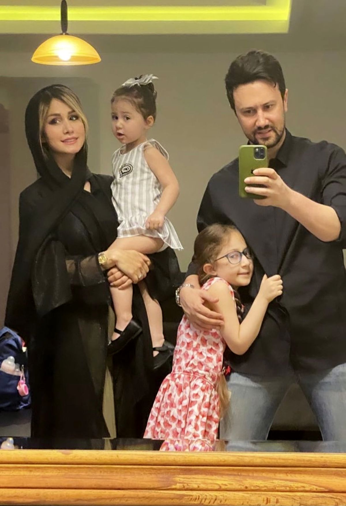 تصویر جدیدی از شاهرخ استخری با همسر و دخترانش در خانه شان