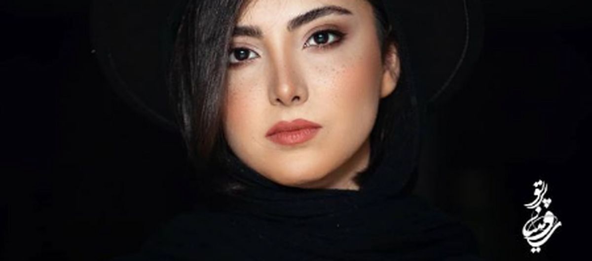 عکس آتلیه ای زیبا کرمعلی با گلهایش 