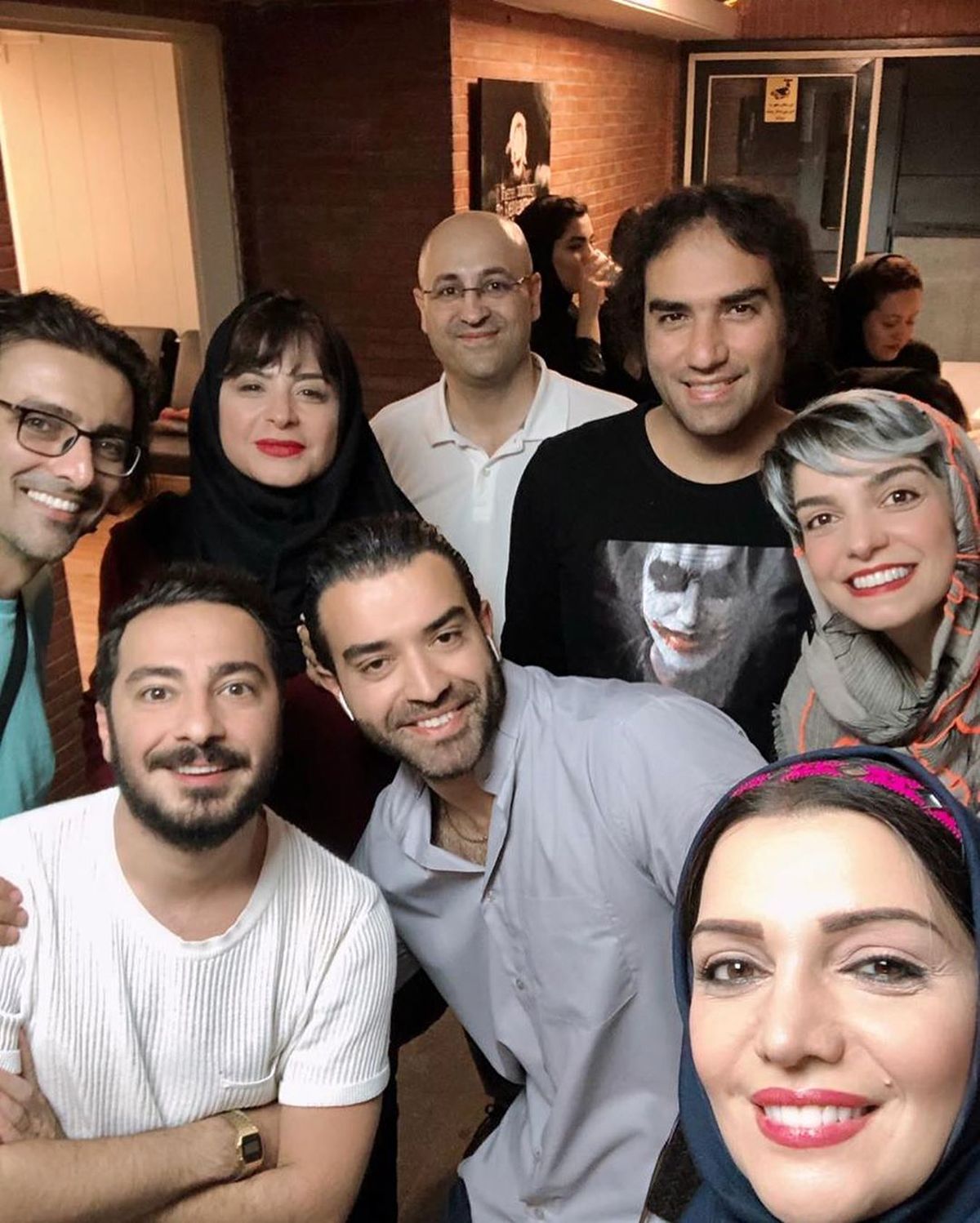 الیکا عبدالرزاقی و امین زندگانی در کنار عوامل نمایش عاشقانه‌های خیابان