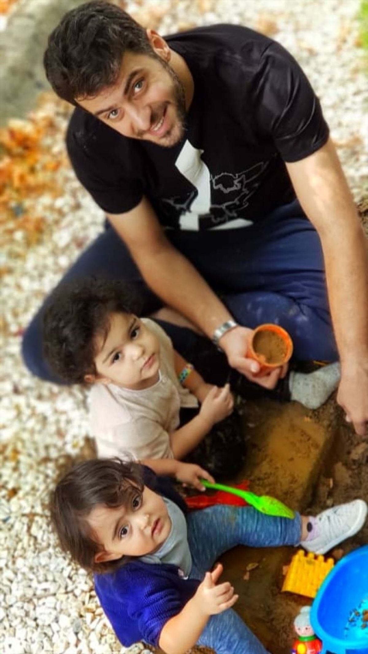 خاک بازی آقای مجری با بچه ها + عکس