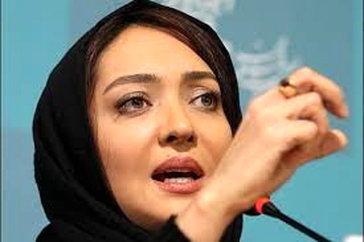 نیکی کریمی در حال تماشای بازی بیس بال