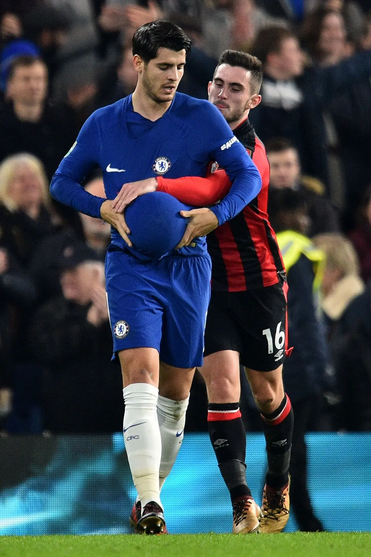 مجازات یک بازیکن به‌خاطر تقدیم گل به همسر باردارش! + عکس