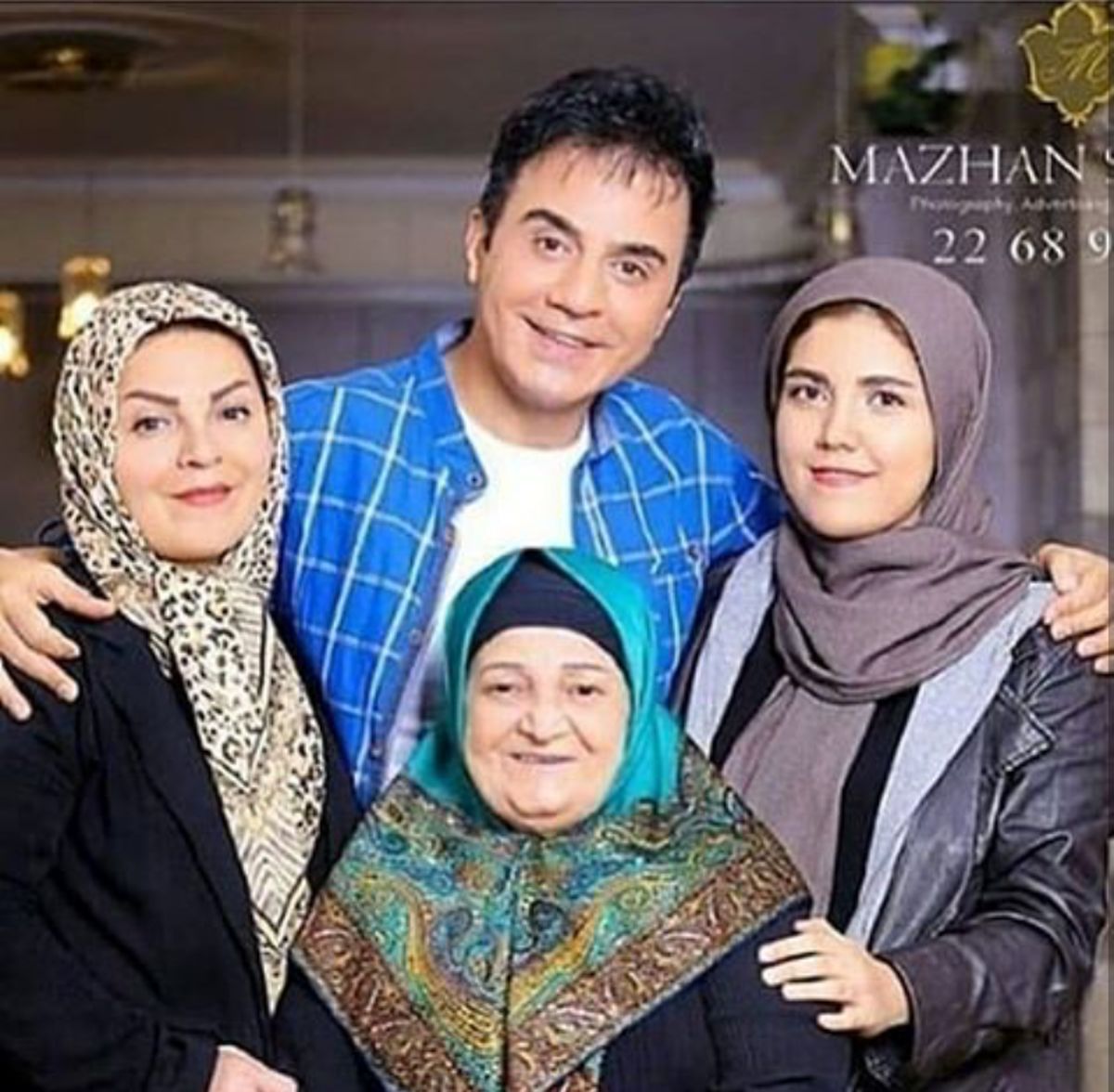 عمو پورنگ کنار مادر و خواهرانش+عکس