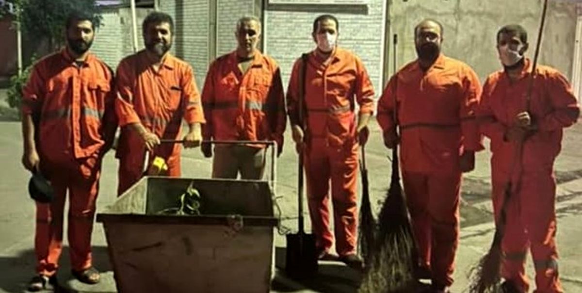 عضو شورای شهر که لباس پاکبانی می پوشد + عکس