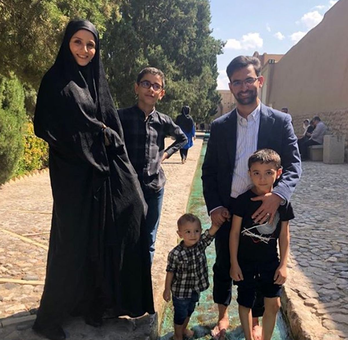اقدام عجیب وزیر ارتباطات در گردش با خانواده در کاشان+عکس
