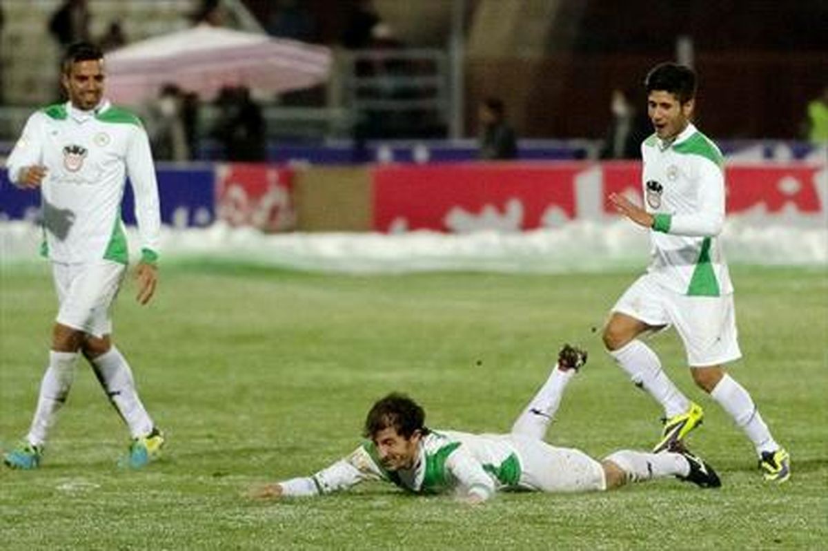 بین استقلال و پرسپولیس مانده ام، هردو مرا میخواهند!