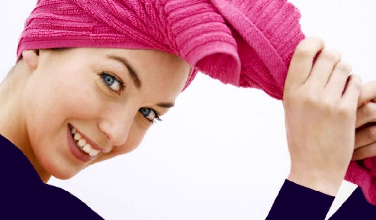 چرا نباید با موهای خیس بخوابیم؟