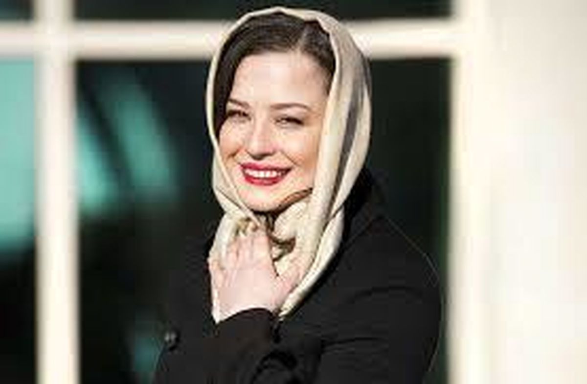 «مهراوه شریفی نیا» درحال خرید گُل /عکس