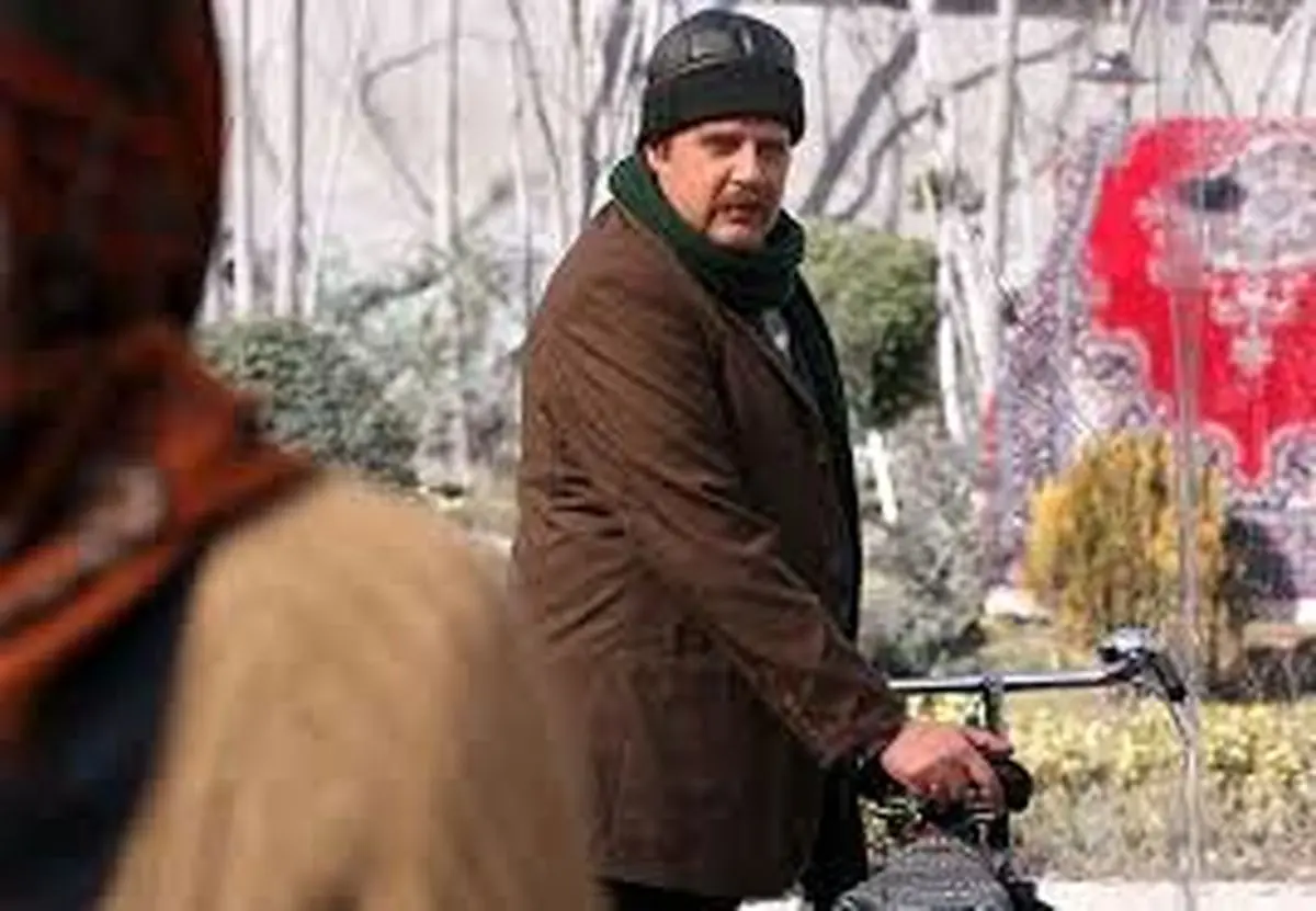 این دو کاراکتر تداعی کننده ساختمان پزشکان هستند