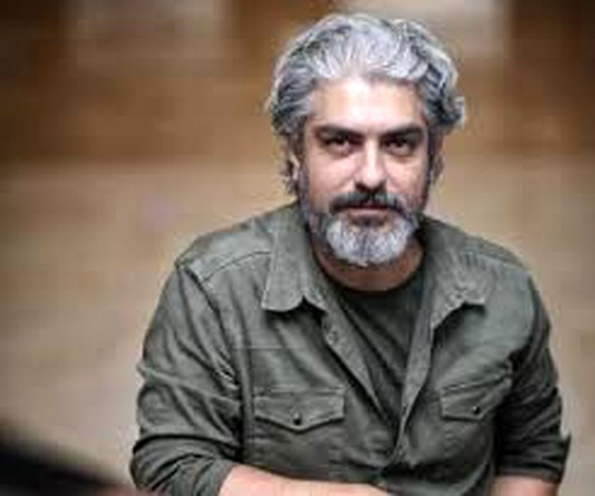 مهدی پاکدل با موهایی سفید در پشت صحنه تئاترش