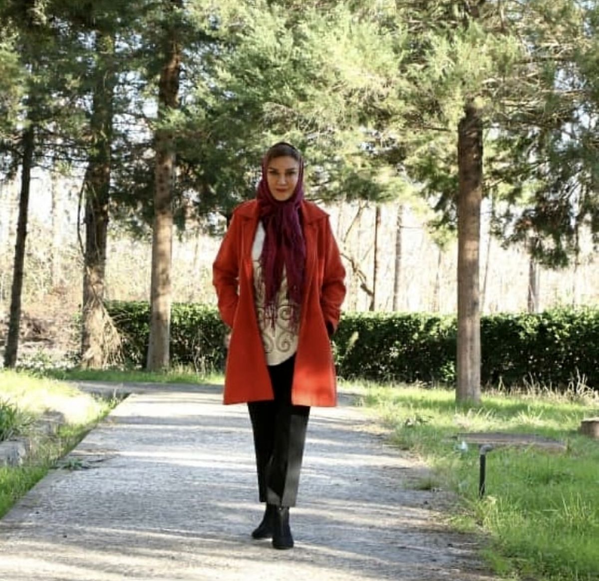 قدم زدن خانم بازیگر در یک پارک + عکس