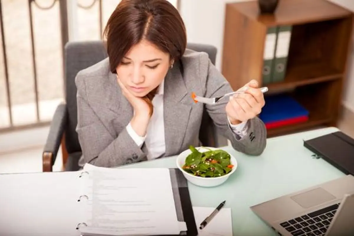 به 5 دلیل محل کارتان باعث چاقی شما میشود