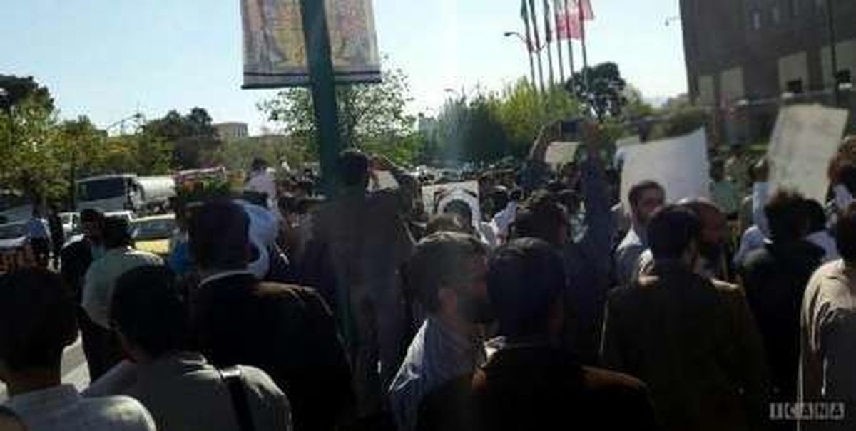 تجمع جمعی از سپرده گذاران تعاونی ولیعصر (عج) مقابل مجلس