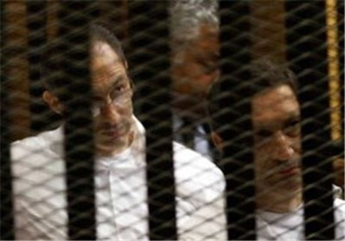 مبارک و فرزندانش برای محاکمه وارد دادگاه شدند