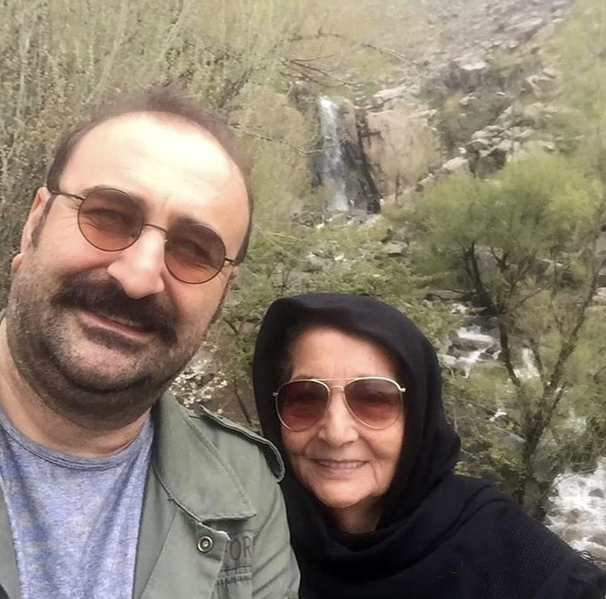 مهران احمدی و مادرش + عکس