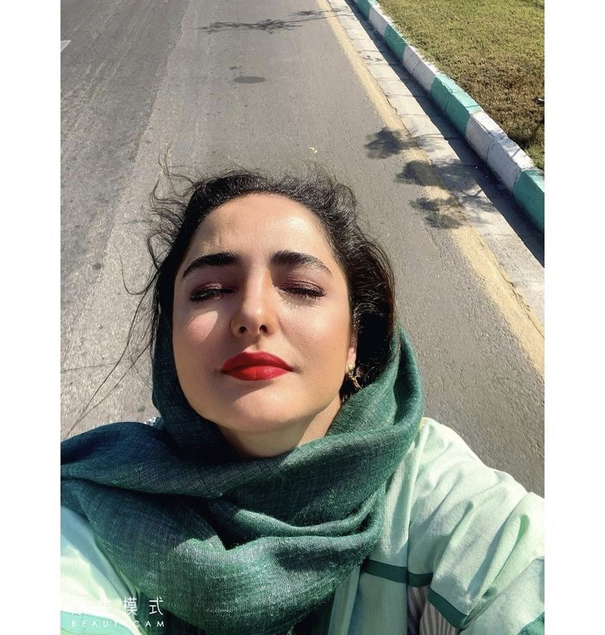 سلفی متفاوت نرگس محمدی در وسط خیابان + عکس