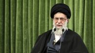 نگاه معنادار رهبری به مزار یک شهید +عکس

