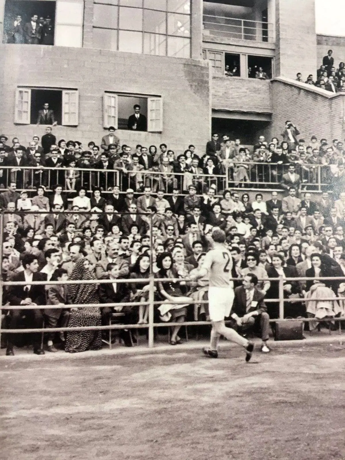 حضور بانوان در استادیوم ورزشی !(عکس)