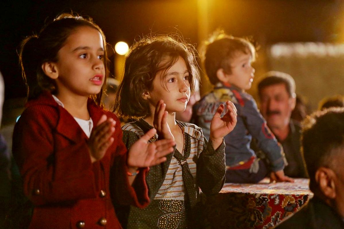علی ضیا در جمع زلزله زدگان