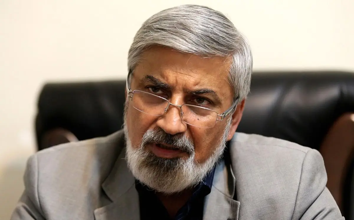 احمد شهید مشغول نوشتن دیکته آمریکا است