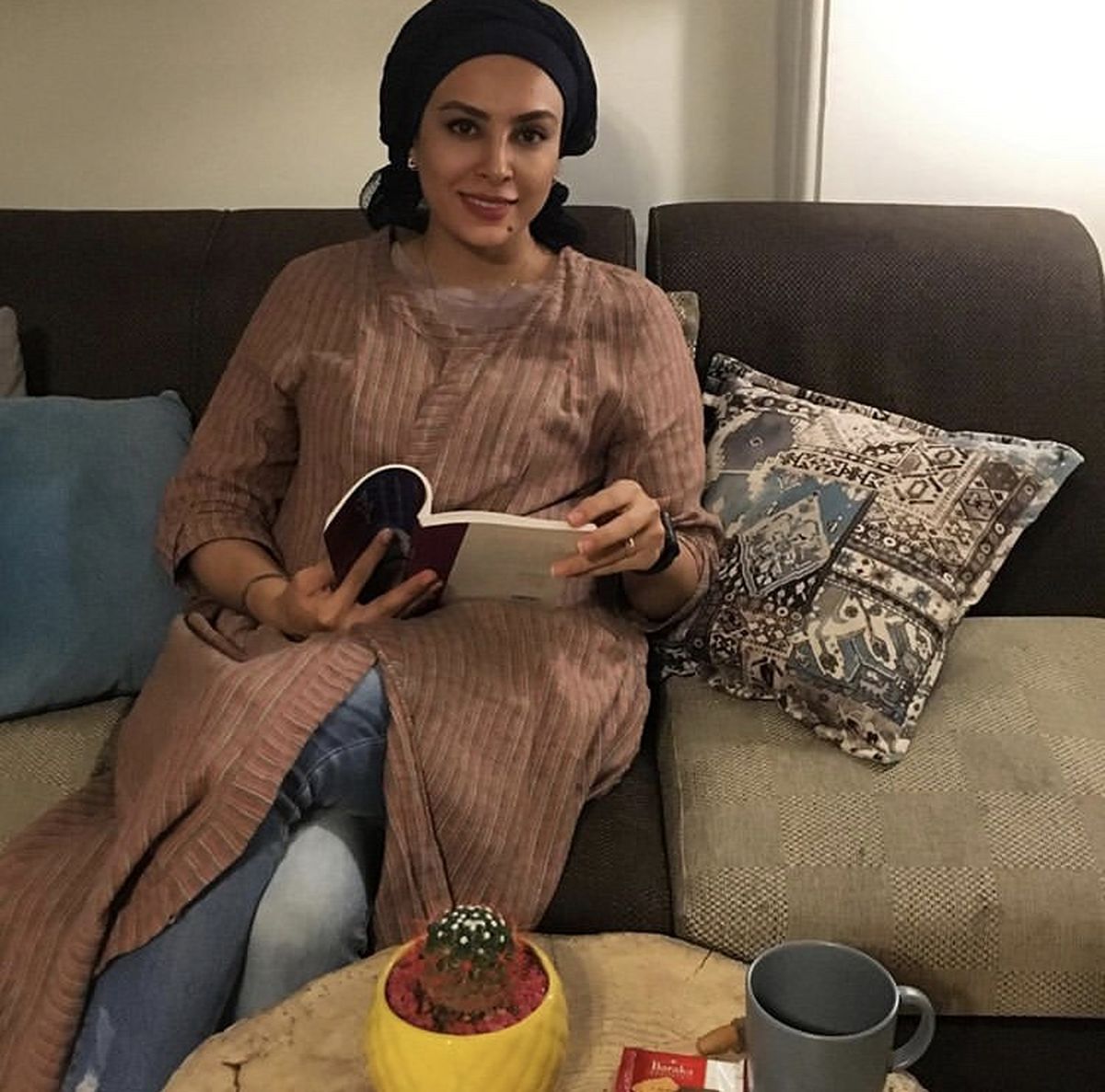 حدیثه تهرانی در خانه اش + عکس