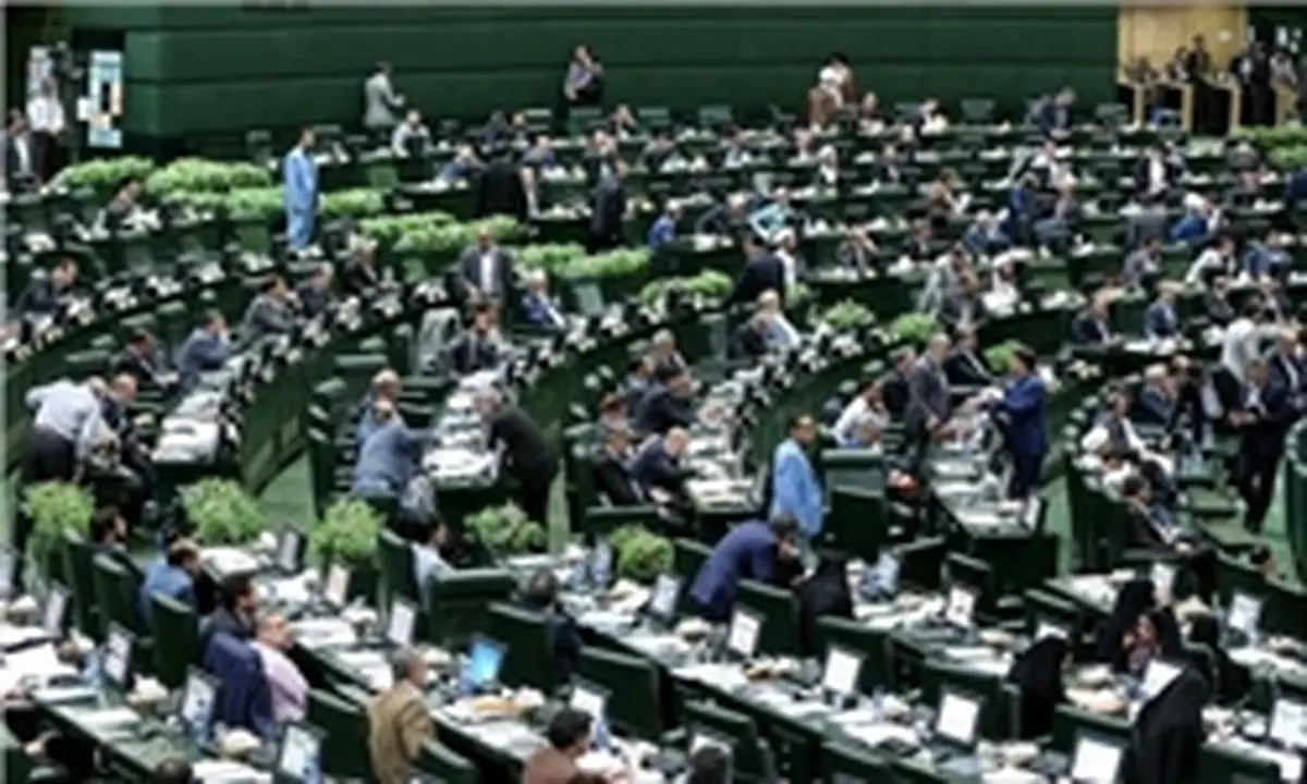 تجمع جمعی از دانشجویان مقابل مجلس 