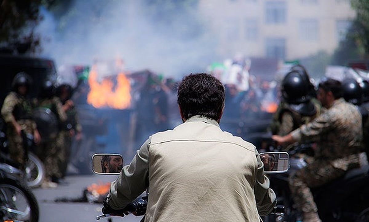 آتش‌زدن یک اتوبوس برای یک فیلم در میدان جمهوری 