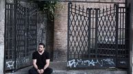 مجری مشهور در جلو در خانه اش + عکس