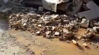 جاری شدن آب در منازل تخریب شده بر اثر زلزله