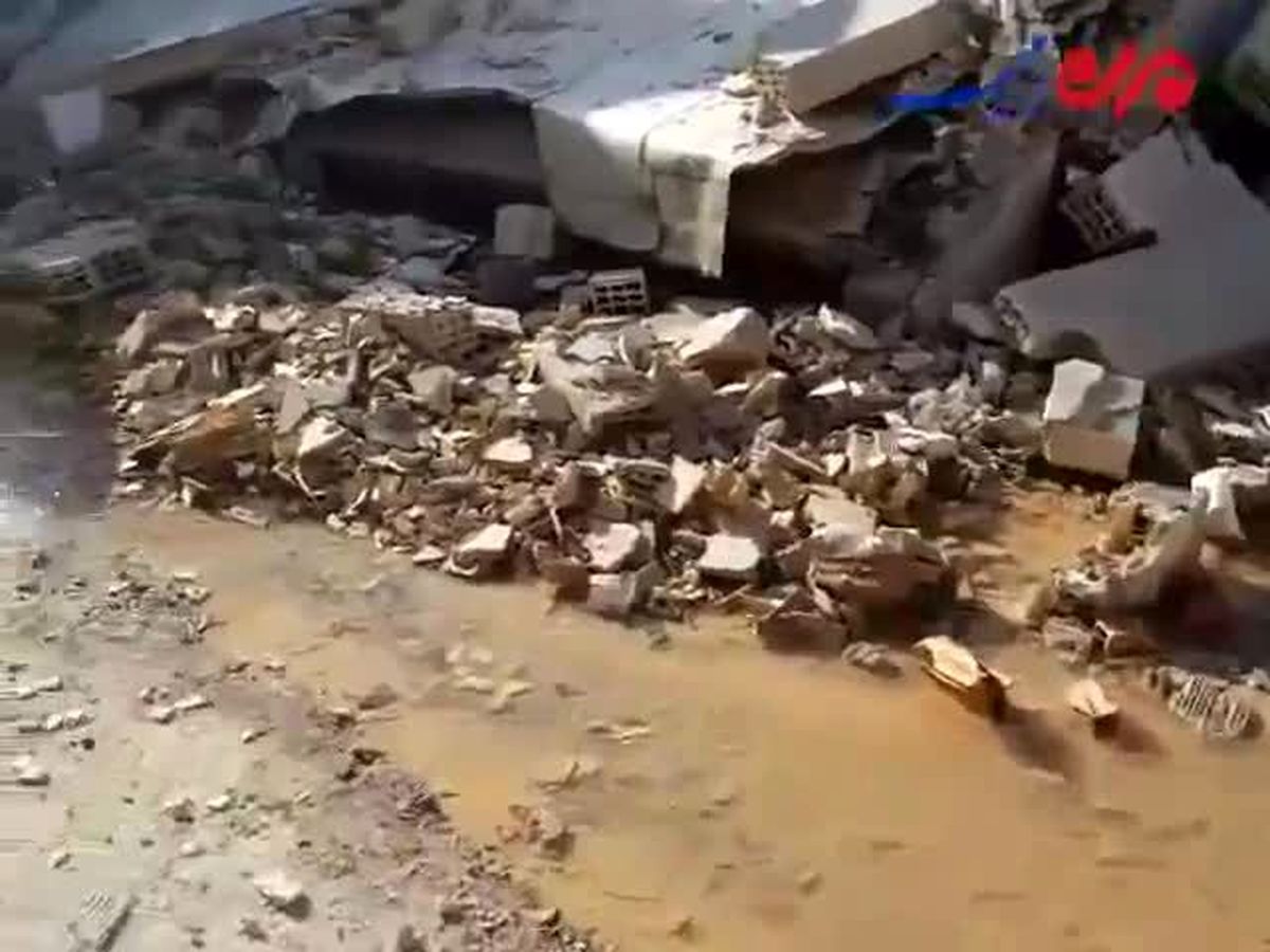 جاری شدن آب در منازل تخریب شده بر اثر زلزله