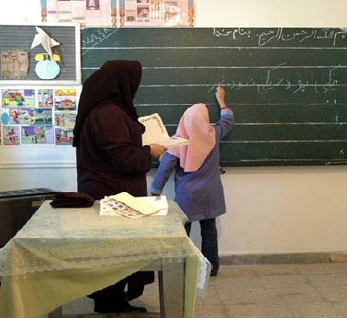 چرا مدارس از اولیاء هنگام ثبت نام پول دریافت می‌کنند؟