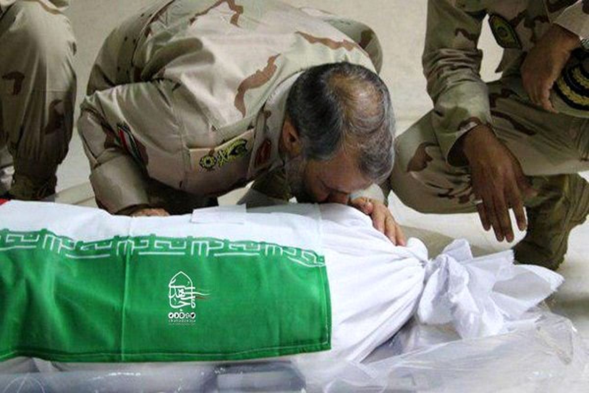 وداع فرمانده مرزبانی ناجا با پیکر دو همرزم شهید در میرجاوه
