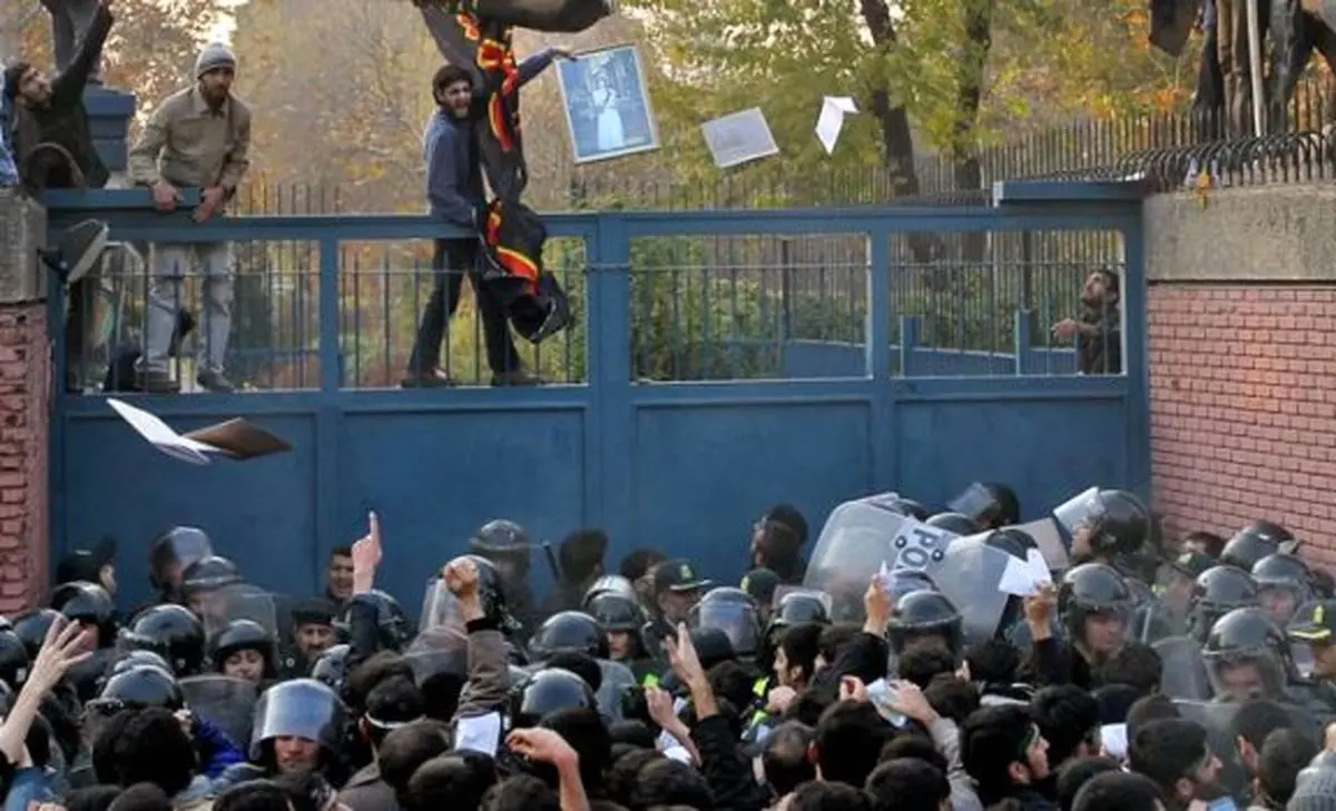 پرده برداری از نوع جدید اعتراض به نظام از سوی طرفداران/ خودانقلاب پندار ها مقابل انقلاب